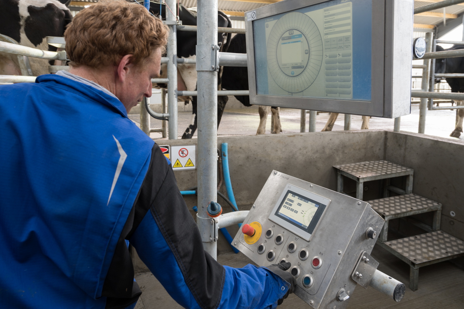 extra-DeLaval Rotary E100 - Farmer using Cockpit_2 (1).png