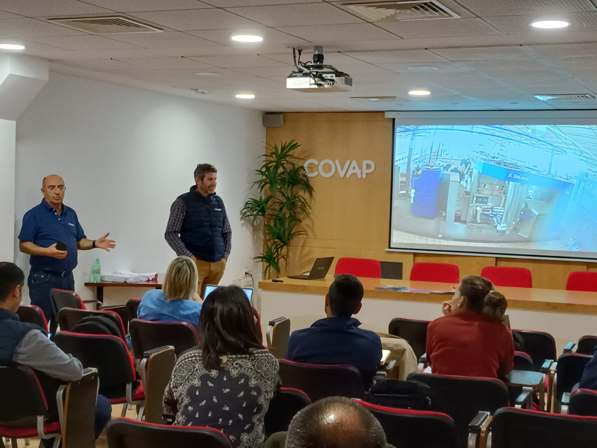 Jornada de formación del robot DeLaval VMS y DelPro con los servicios técnicos de COVAP (6).jpg