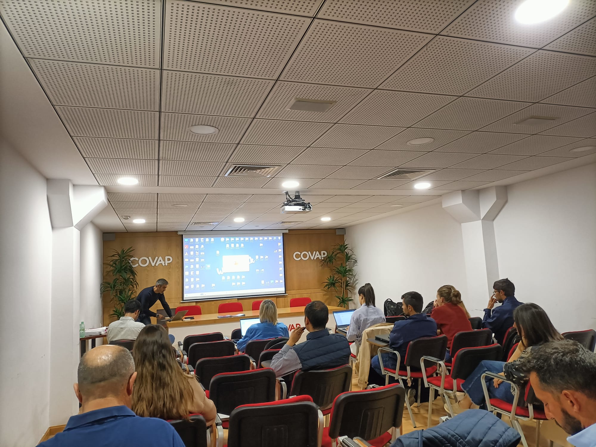 Jornada de formación del robot DeLaval VMS y DelPro con los servicios técnicos de COVAP (9).jpg